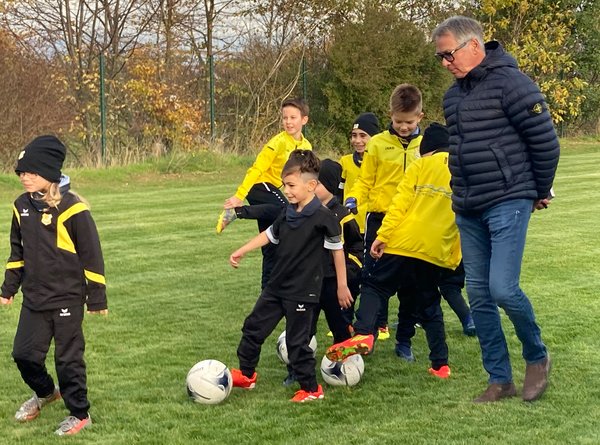 Tipps vom Profi: Ex-Nationalspieler Stephan Engels mit der E-Mannschaft des TuS Odendorf e.V.. 