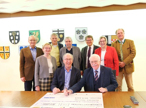 Gruppe bei der Spendenübergabe für das Kunstrasen-Kleinspielfeld