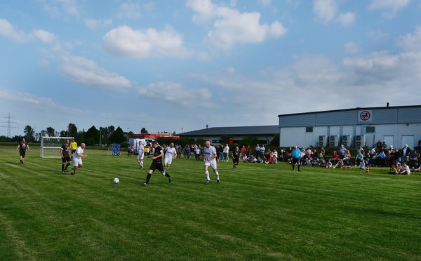 „Altinternationalen“ des 1. FC Köln spielen auf Odendorfer Bolzplatz