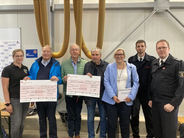 Über die 10.000-Euro-Spende von RHH freuten sich (v.r.n.l.) Christian Klein, Leiter der Feuerwehr Swisttal Jens Koßmann, Leiter der Löschgruppe Heimerzheim sowie Meike Reichelt, zweite Vorsitzende des Fördervereins FF Heimerzheim (ganz links).