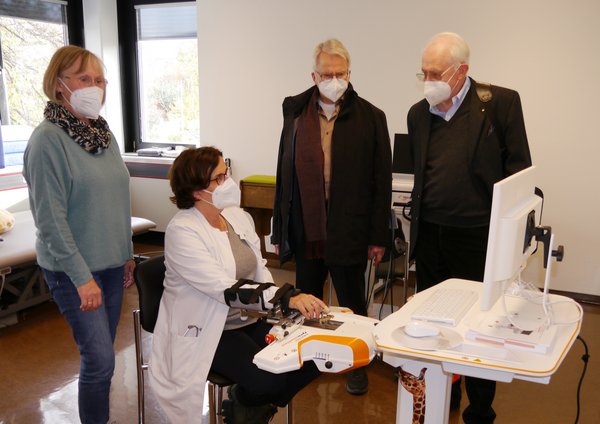 Ergotherapeutin Monika Pung demonstriert mit Dr. Elke Vespo, leitende Ärztin und Neurologin der Neurologischen Therapie RheinAhr, wie das Handlabor funktioniert. 