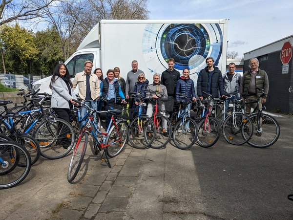 Gruppe, die die Fahrräder für Sinzig eingesammelt hat, vor dem LKW