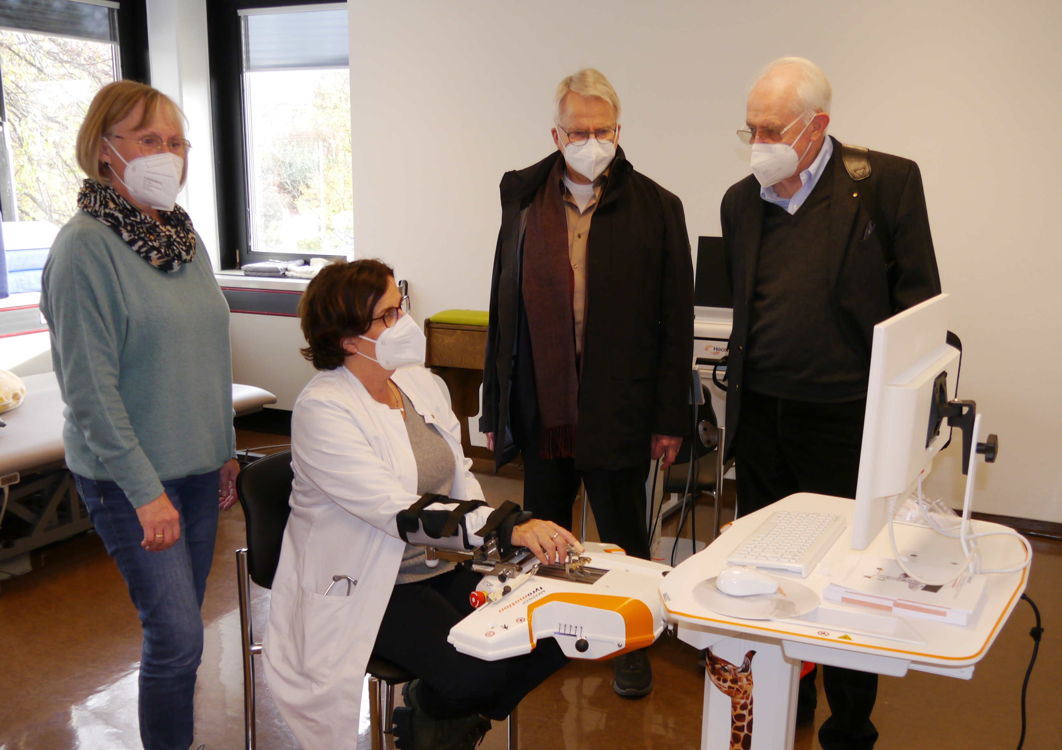 Ergotherapeutin Monika Pung demonstriert mit Dr. Elke Vespo, leitende Ärztin und Neurologin der Neurologischen Therapie RheinAhr, wie das Handlabor funktioniert. 