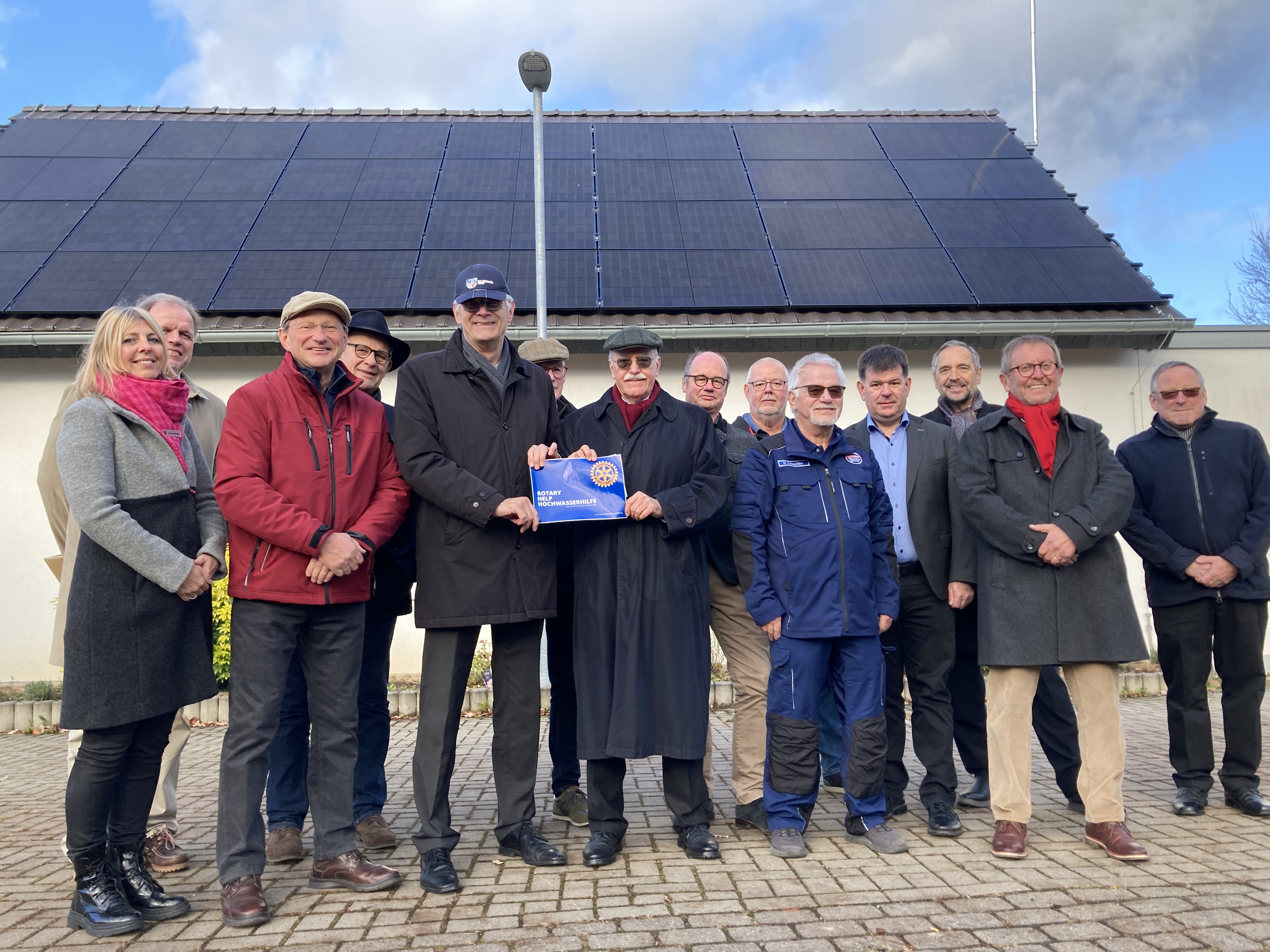 Gruppenbild in Oberdrees bei der Inbetriebname der Photovoltaik-Anlage auf dem Feuerwehrgerätehaus
