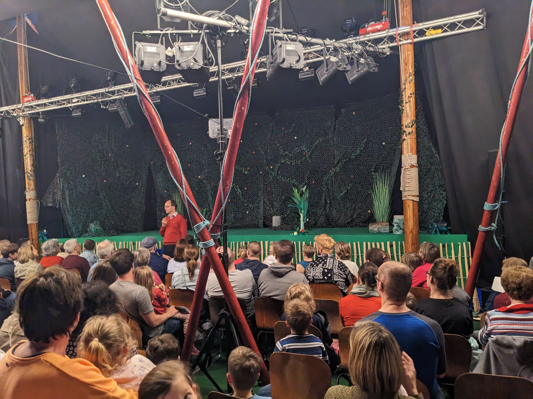 Marc Scheuer, Leiter der Kleinen Theater-AG begrüßt die Zuschauerinnen und Zuschauer vor der Premiere im neuen Theaterzelt.