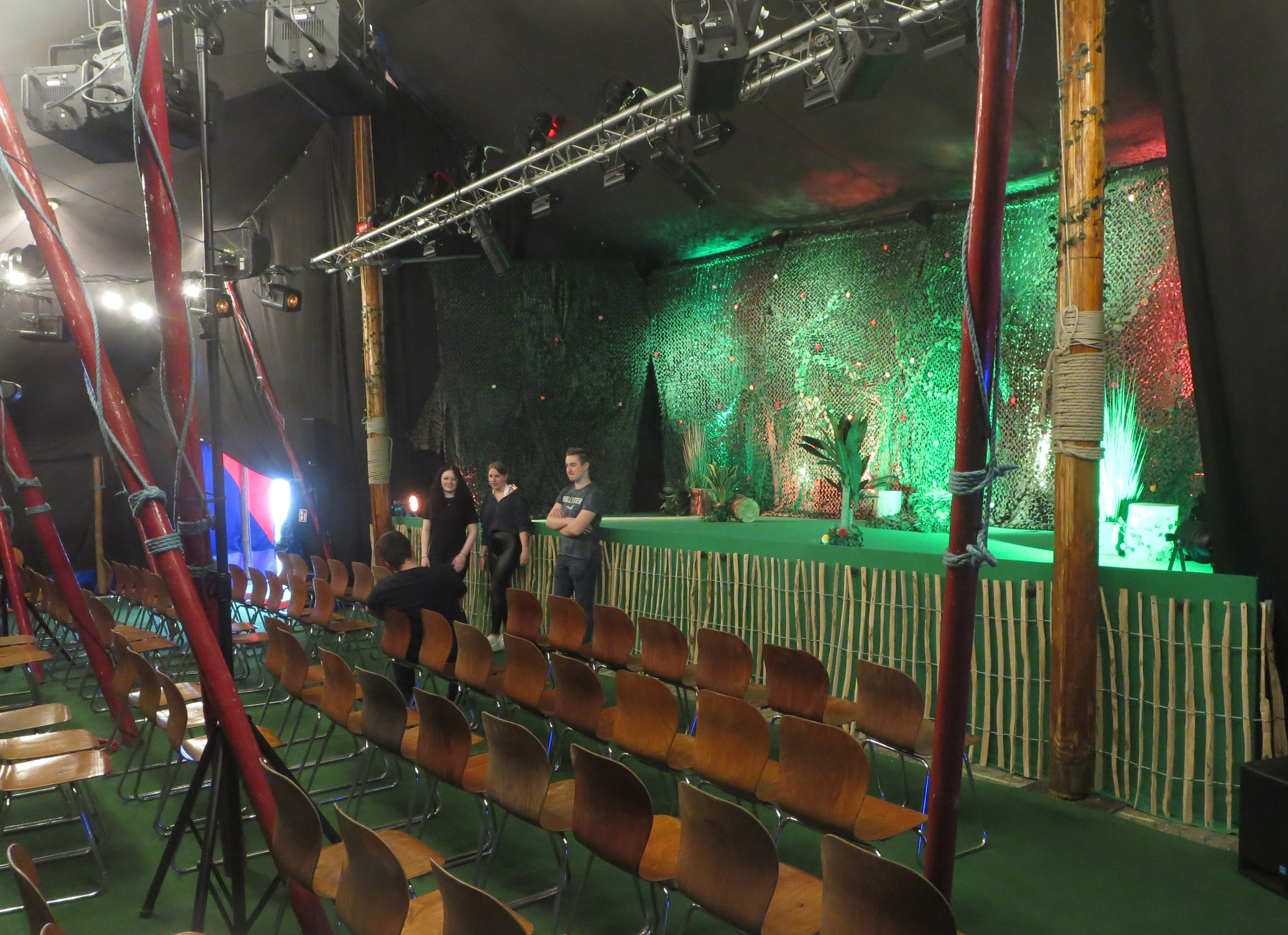 Ein Blick in das Innere des ehemaligen Zirkuszelts mit dem Bühnenbild des „Dschungelbuches“. Foto: Rhein-Gymnasium Sinzig