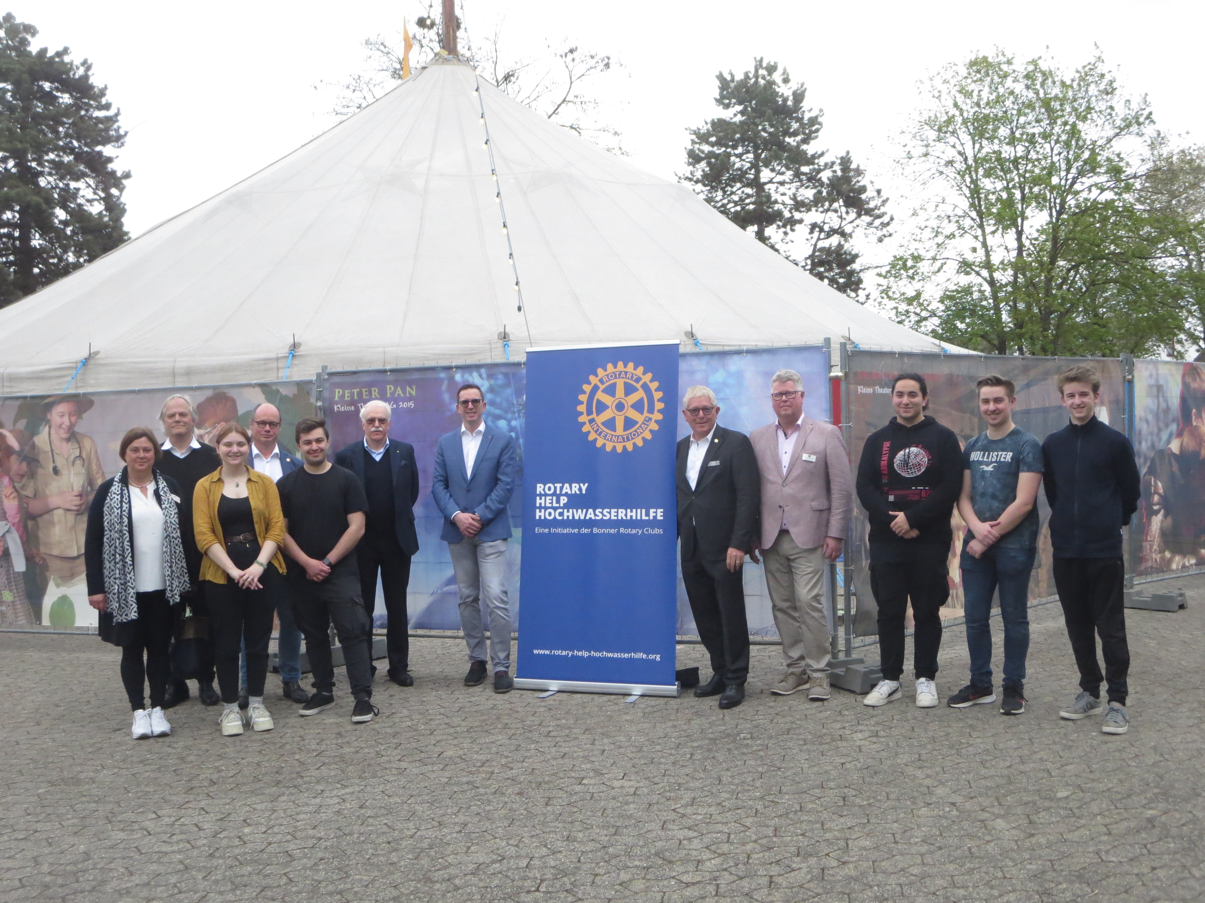 Vertreterinnen und Vertreter des Aktionsbündnisses Rotary Help – Hochwasserhilfe und Schülerinnen und Schüler des Rhein-Gymnasiums vor dem neuen Theaterzelt.