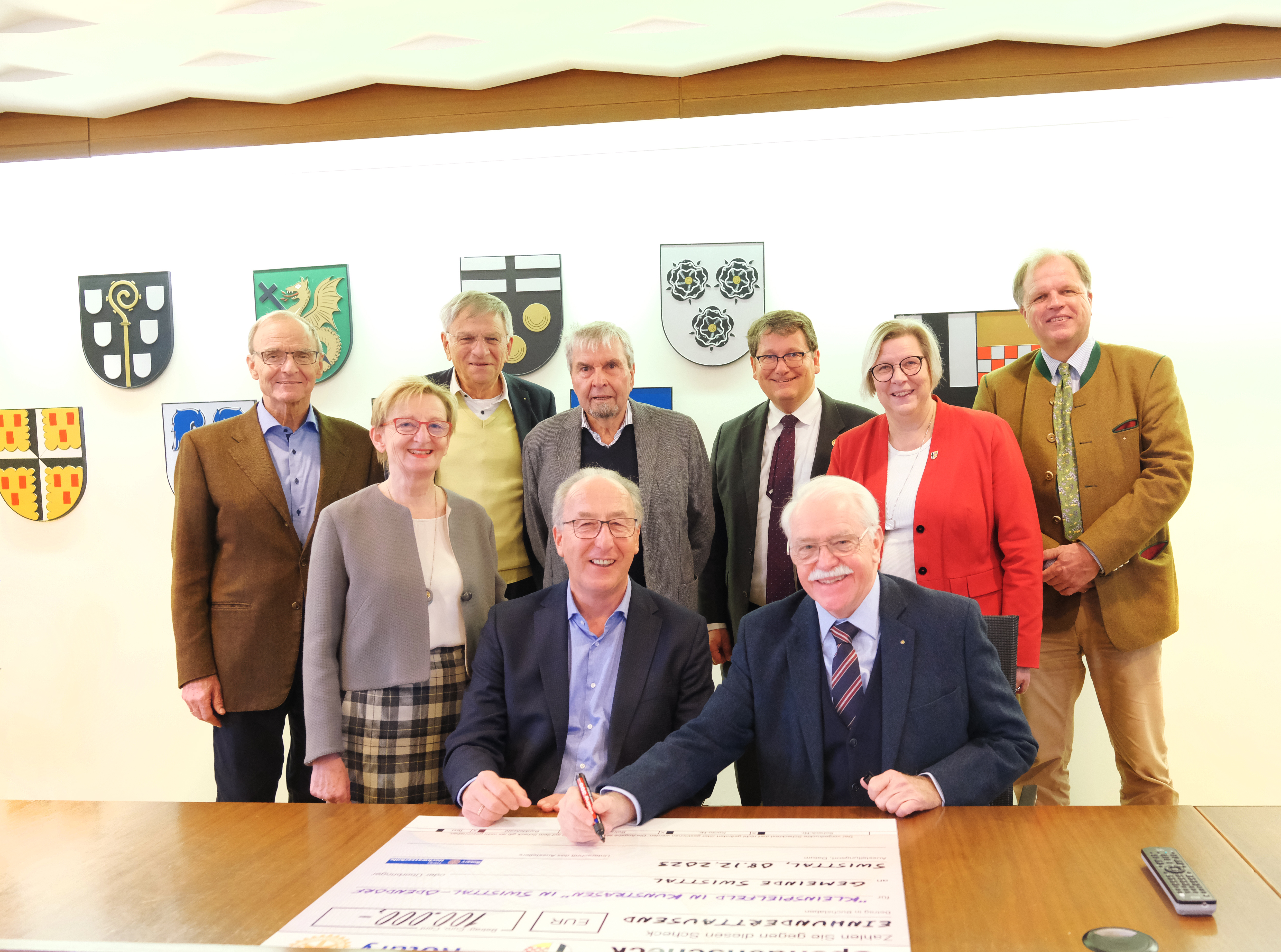 Gruppe bei der Spendenübergabe für das Kunstrasen-Kleinspielfeld
