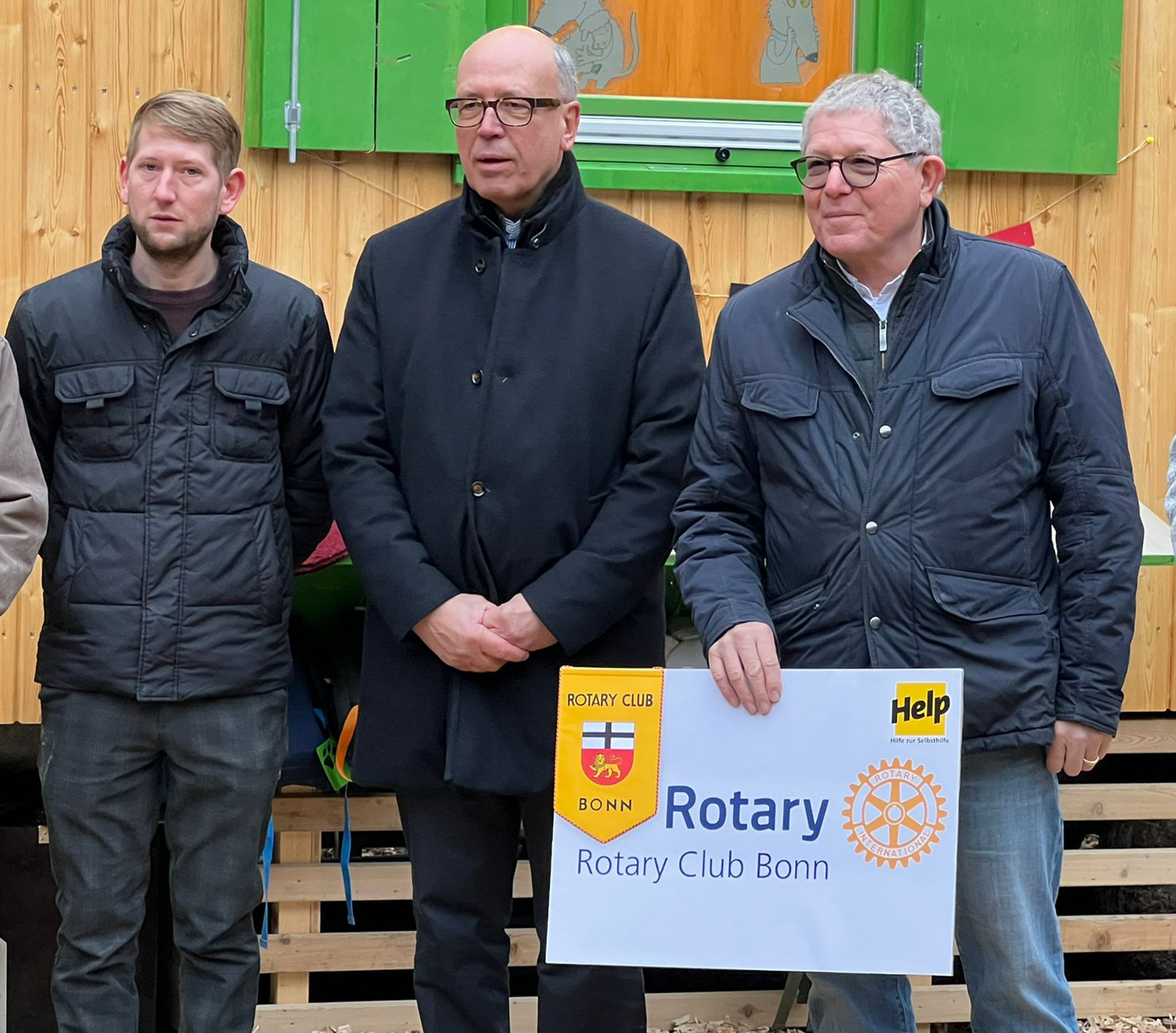 Übergabe, v.l.n.r: Michael Baillivet, Gerolstein ( Durchführung der Instandsetzung), Helmut Graf, Past President RC Bonn; Prof. Dr. Berthold Schneider, President RC Bonn;